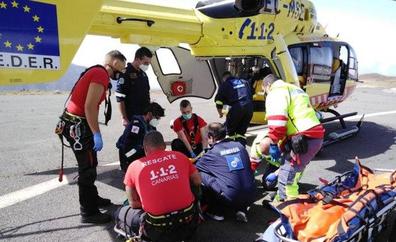 Rescatado un escalador herido que cayó por un risco en Ayacata
