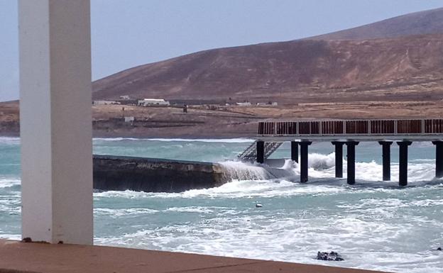 El mar daña la pasarela de la Garita recién abierta al público