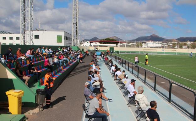 Entradas para el fútbol en Yaiza a cambio de alimentos