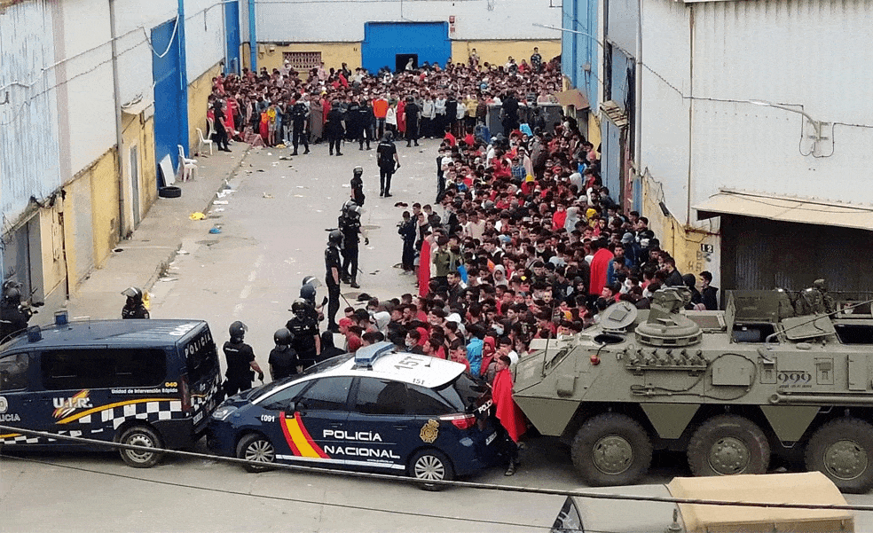 Policías y militares patrullan para atrapar a miles de inmigrantes huidos en Ceuta