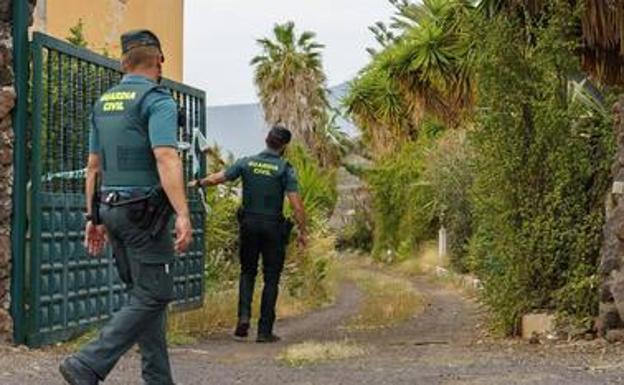 Acaba el rastreo de la casa del padre de las niñas de Tenerife sin pruebas concluyentes
