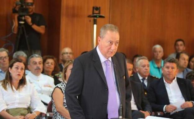 CC pide saber de dónde cobra el consejero Sosa