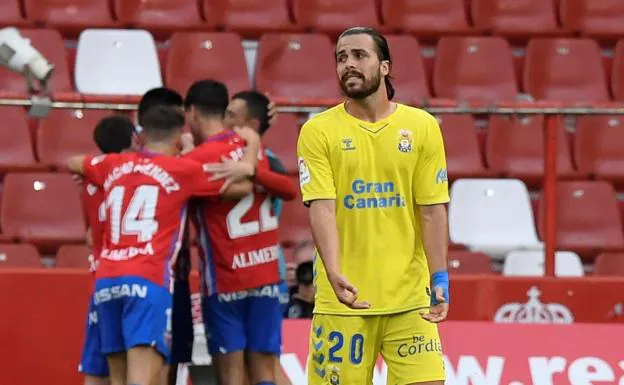 Kirian Rodríguez se lamenta mientras los jugadores del Sporting celebran el gol local. /efe