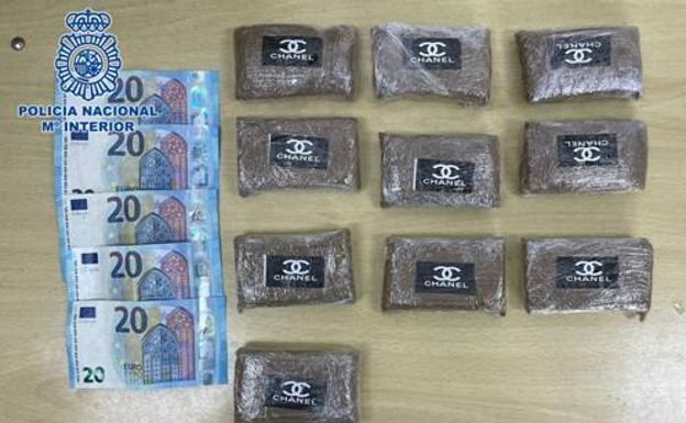 Pillado con 10 piezas de hachís en La Isleta