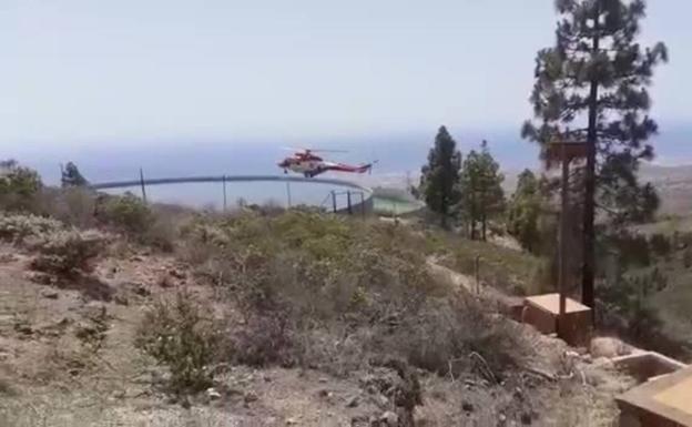 El helicóptero ya lucha contra el fuego en Arico