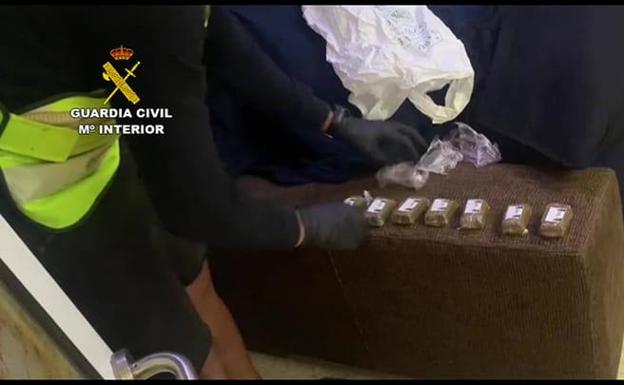 Desmantelan un punto de venta de drogas en Moya