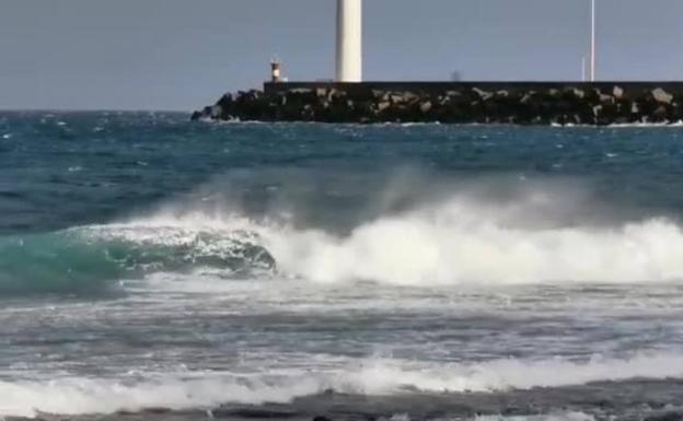 El fuerte oleaje toma al relevo al viento y llega con una ligera calima