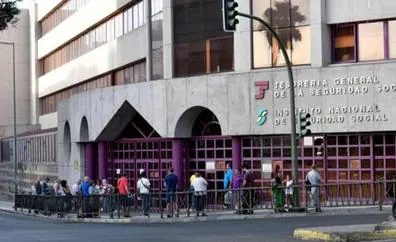 Los afiliados extranjeros caen en Canarias un 1,30% en abril