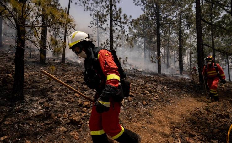 Miembros de la Unidad Militar de Emergencias UME participan en las labores de extinción en el incendio de Arico.