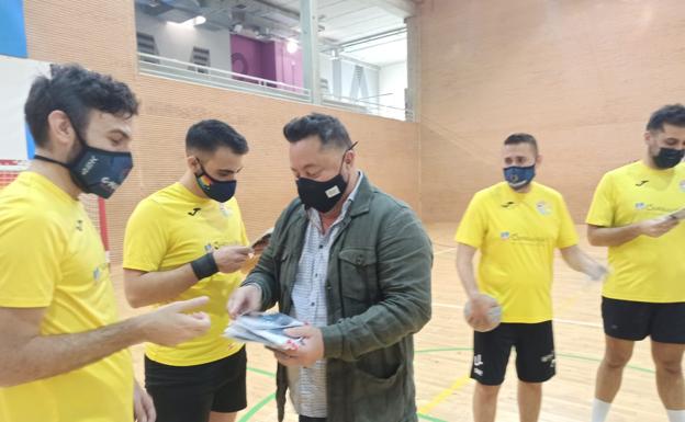 La Oliva mantiene el patrocinio del primer equipo de balonmano LGTBI