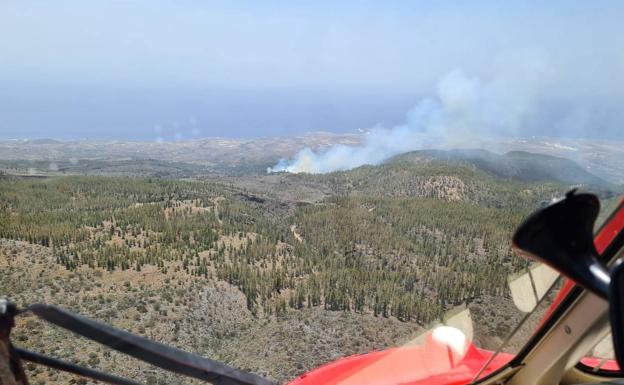 El viento complica la lucha contra el fuego en Tenerife