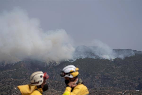 El incendio de Arico abarca 1.100 hectáreas y preocupa el flanco de Granadilla