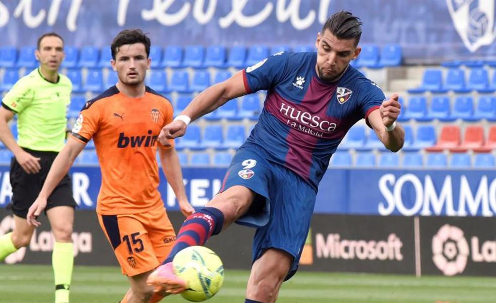 Vídeo: El Huesca empata con el Valencia y desciende a Segunda