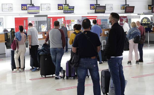 Reino Unido urge a los británicos a no viajar a España