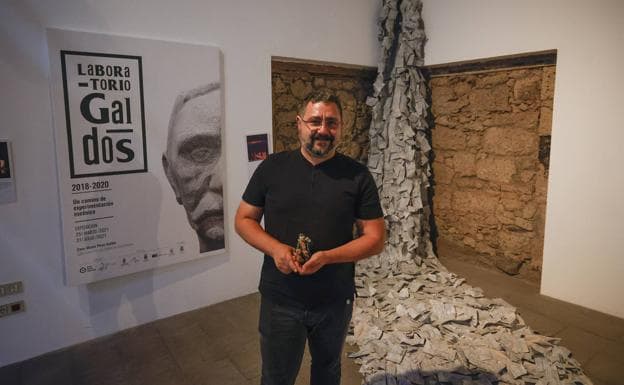 El Torres con un presente que le entregaron unas lectoras en la Casa Museo Pérez Galdós. 