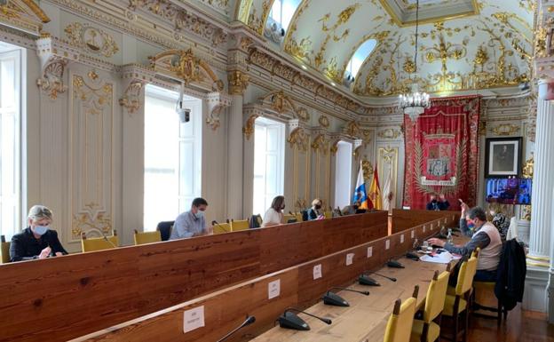 La jueza anula el acuerdo que cambió la composición de las comisiones de pleno