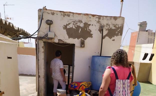 Una mujer malvive en un cuarto del que la desahucian mañana