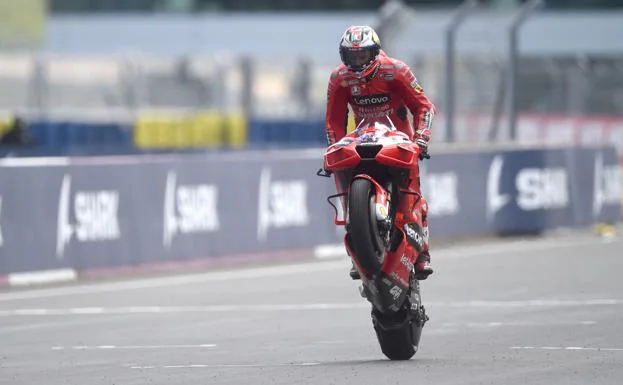 El piloto de Ducati Jack Miller celebra su victoria en Le Mans.
