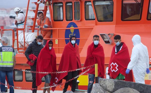 Salvamento Marítimo rescató ayer a 84 personas a bordo de dos pateras, entre las que se encontraban al menos nueve menores de edad. 