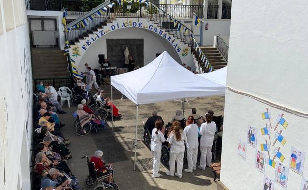 El ambiente festivo inunda el Hospital de Dolores para celebrar el Día de Canarias