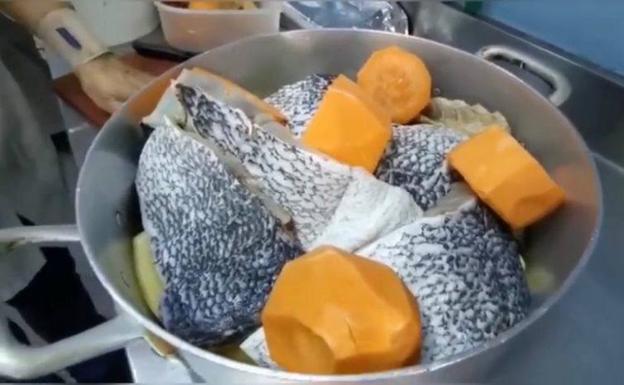 Así elebora Mari Carmen el sancocho para el Día de Canarias