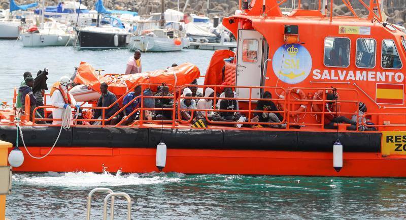 Salvamento rescata a 41 ocupantes de un cayuco, entre ellos dos bebés