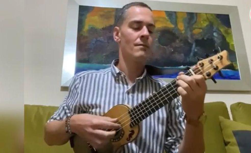 Germán López felicita a los isleños con el sonido del timple
