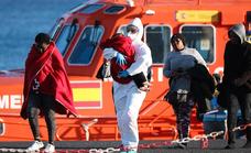 Salvamento rescata a 52 inmigrantes en una neumática al sur de Fuerteventura