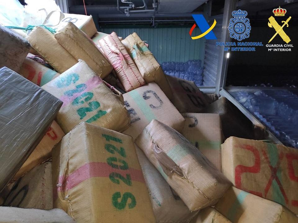 Incautado un pesquero al este de Canarias con 15 toneladas de hachís