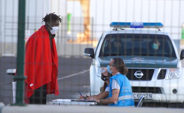 Pestana niega que el último repunte de pateras se deba al aumento de la tensión con Marruecos