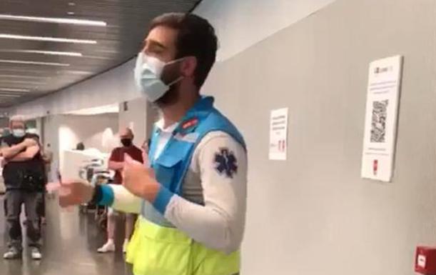 El viral discurso de un sanitario a los vacunados con humor