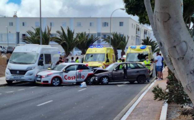 Se empotra contra un coche de autoescuela en Arrecife