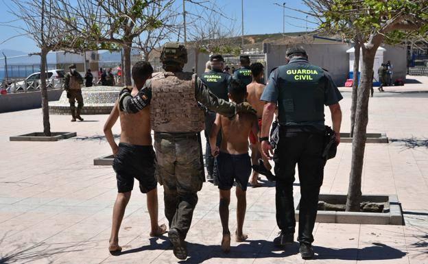 Interceptan a 14 menores con covid cuando se fugaban de la cuarentena en Ceuta