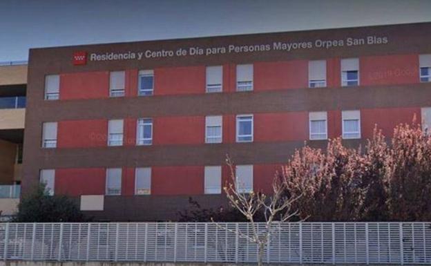 Madrid detecta un brote de 21 casos en una residencia de mayores vacunados