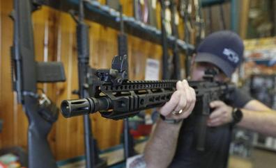 Un juez federal tumba la prohibición de armas de asalto de California