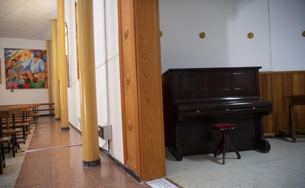 El Casino de Ingenio dona su piano a las iglesias del casco