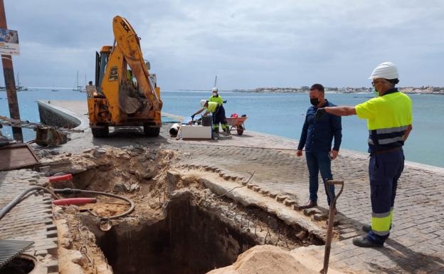 El Ayuntamiento neutraliza los vertidos en el muelle chico de Corralejo