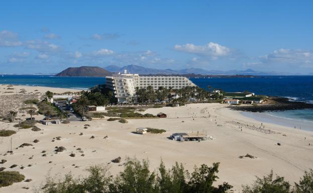 El hotel Tres Islas, con Lobos y Lanzarote al fondo. 