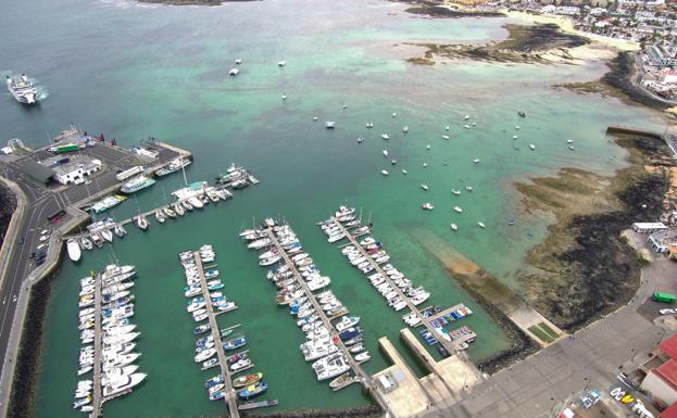 La Consejería de Obras Públicas destina 500.000 euros a mejorar las instalaciones del puerto de Corralejo