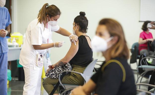 El 80% de los menores de 60 opta por repetir con AstraZeneca en Canarias