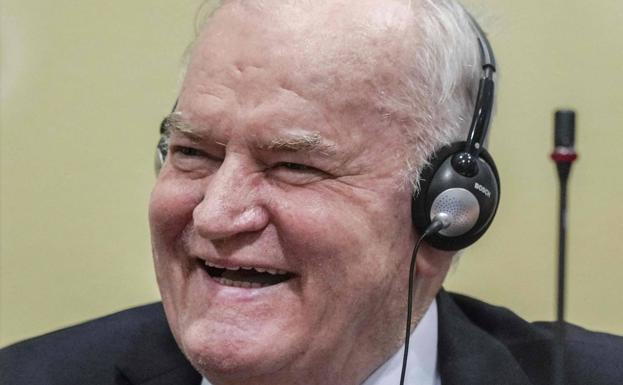 El ex general Mladic se ríe durante la sesión en la que se confirma su cadena perpetua por el genocidio de Srebrenika.