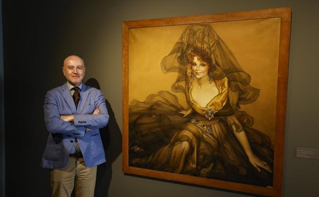 Daniel Montesdeoca, director del Museo Néstor, junto al lienzo de Conchita Supervía, que se exhibe en la exposición del Castillo de Mata. 