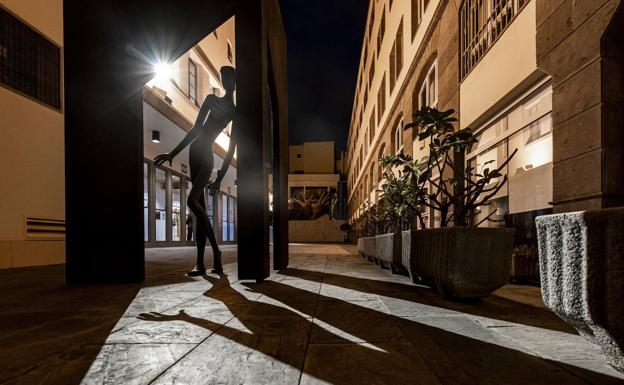 La escultura 'Miedo escénico' estrena iluminación en el Teatro Cuyás