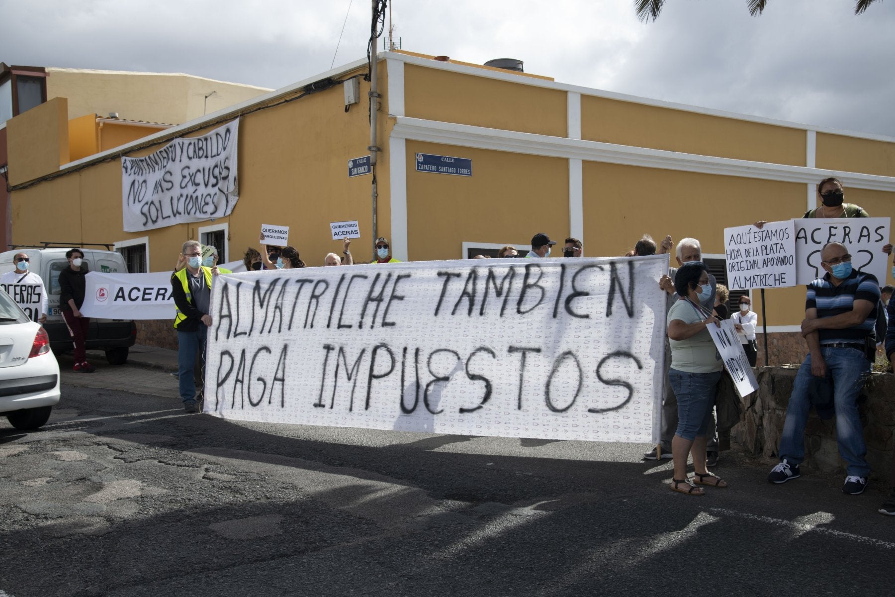 El Ayuntamiento asume las quejas de Almatriche y comenzará dotando de aceras a la parte baja