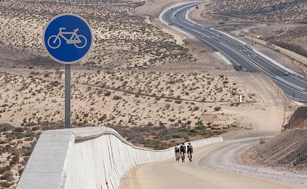 Obras Públicas entrega al Cabildo un nuevo carril bici que une El Salmo con Costa Calma
