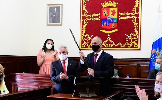 PSOE y PP cumplen el pacto y Sergio Nuez toma el relevo en la alcaldía de Teror