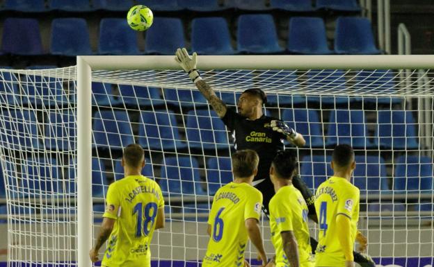 Disyuntiva bajo los palos: hay tres porteros y sobraría uno