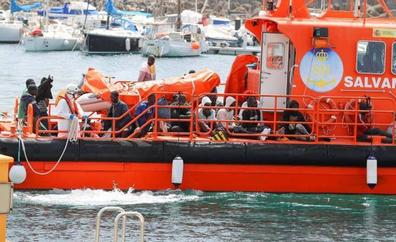 Rescatan una balsa neumática con 57 migrantes a la deriva