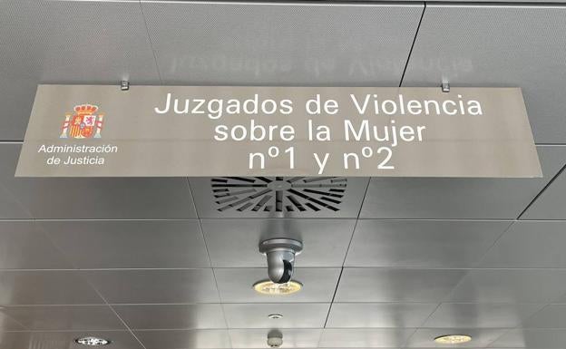 Sacó al bebé por la ventana mientras decía a la madre: «Todavía lo tiro»