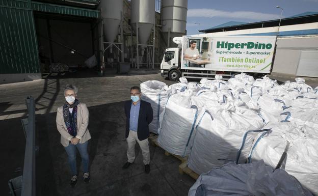 Los trabajadores de HiperDino consiguen 1.000 euros para limpiar las costas de residuos